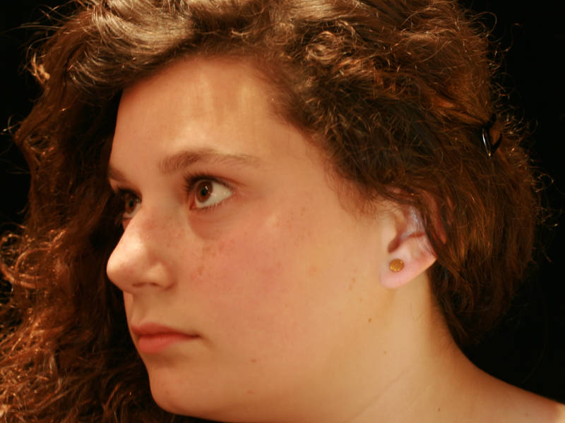 VINTAGE 18K ROUND EAR STUDS, Afbeeldingen door Adin Antique Jewelry.